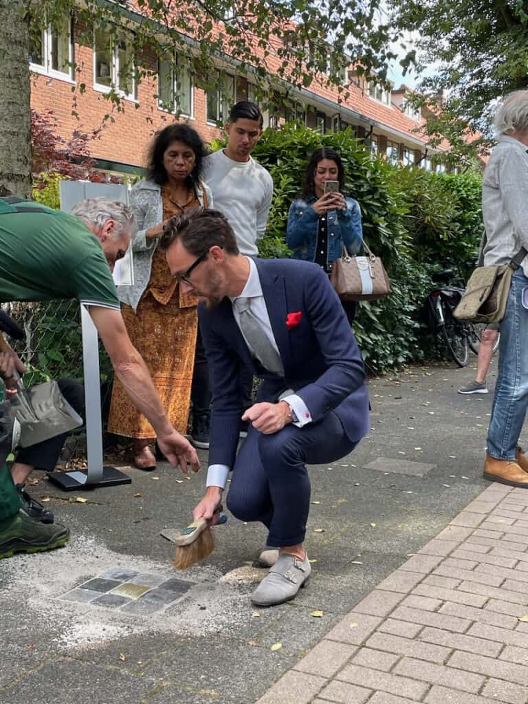 Wethouder Arno Scheepers legt struikelsteen voor David Lopes Dias (©JPL)