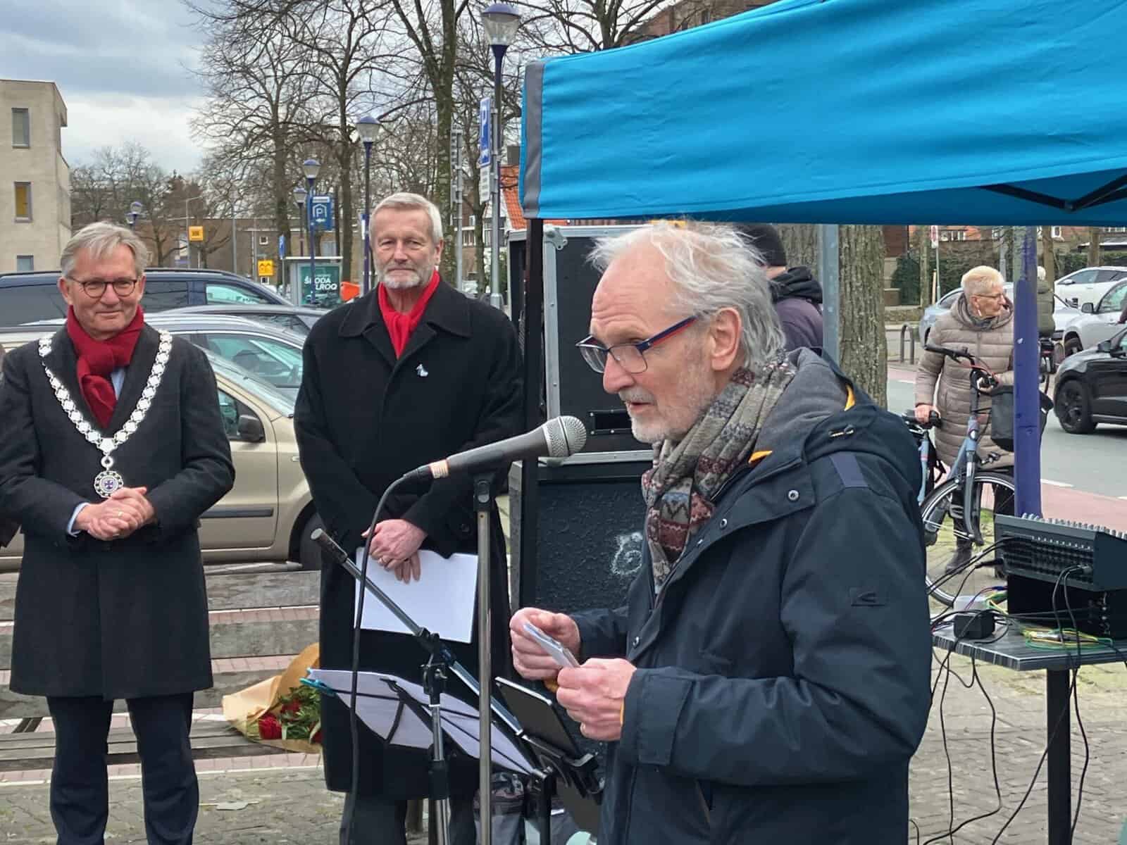 Na het openingswoord door comitévoorzitter Jan Schriefer droeg Pieter Broertjes het gedicht Verzet begint niet met grote woorden voor.