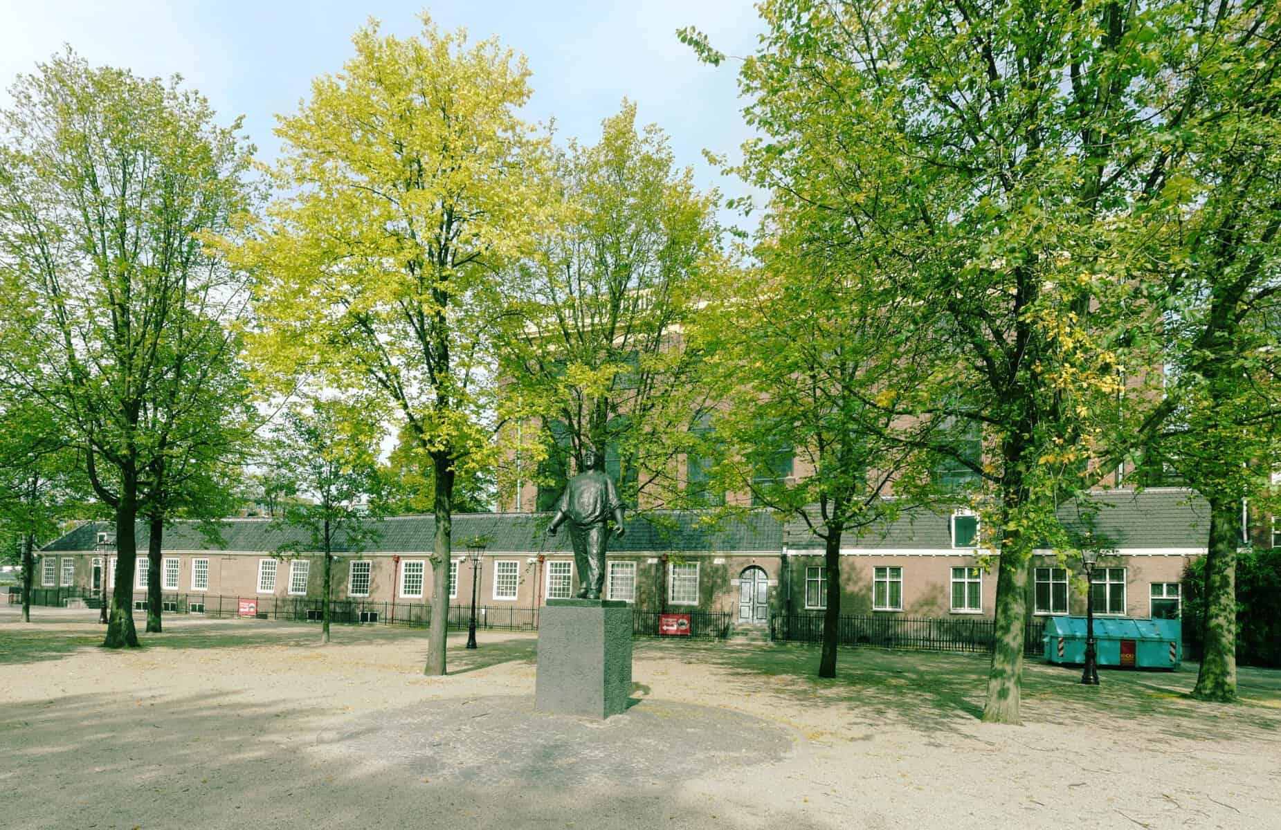 Jonas_Daniel_Meijerplein_5_met_De_Dokwerker_-_Rijksmonument_2034